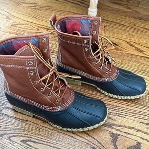 Authentic Mens ll bean boots size 8, used very few times.